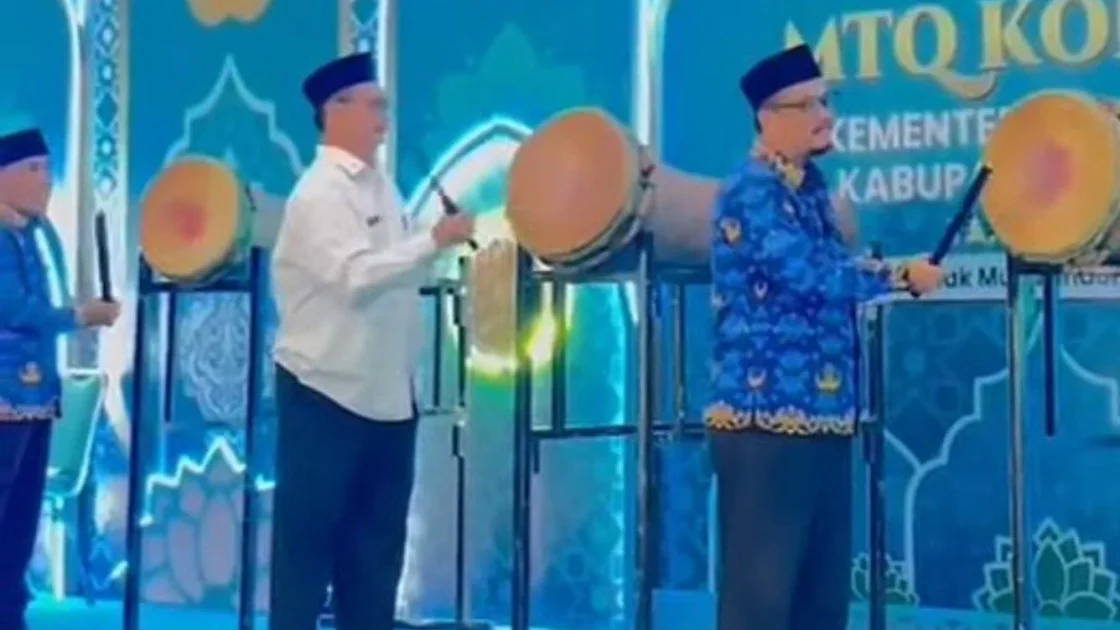 Resmi dibuka MTQ KORPRI Kemenag Kabupaten Serang dengan menabuh bedug bersamaa